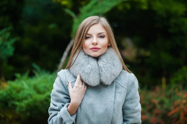 Beautiful young blonde woman wearing fur autumn coat — Stock Photo, Image