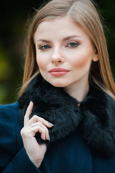 Hermosa mujer rubia joven con abrigo de otoño de piel — Foto de Stock