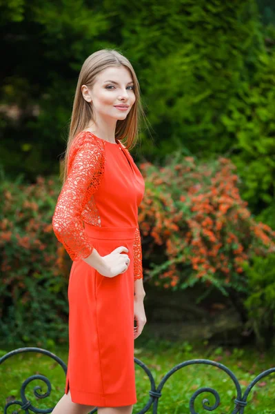 Menina bonita em vestido vermelho curto — Fotografia de Stock