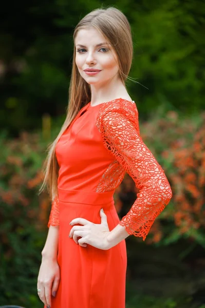 Menina bonita em vestido vermelho curto — Fotografia de Stock