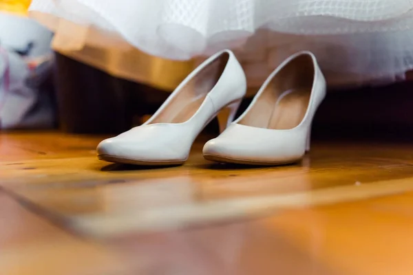 Scarpe da sposa prima della cerimonia nuziale — Foto Stock