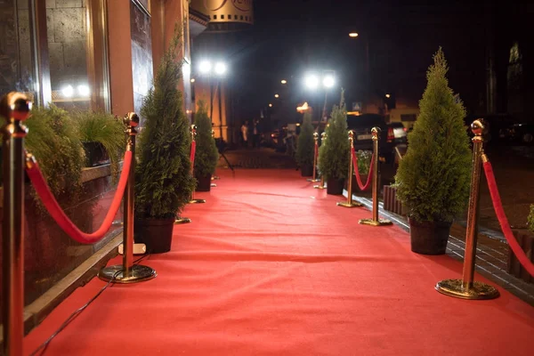 Red carpet -  is traditionally used to mark the route taken by heads of state on ceremonial and formal occasions — Stock Photo, Image