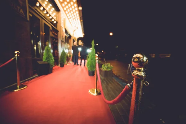 kırmızı halı - geleneksel tören ve resmi vesilelerle devlet tarafından izlenen yolu işaretlemek için kullanılan