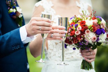 Güzel gelin ve damat gelin buketi ve şampanya holding