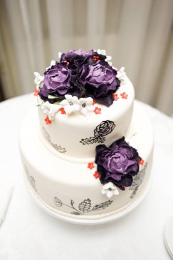 Büyük düğün pastası. Gelin ve damat kesme