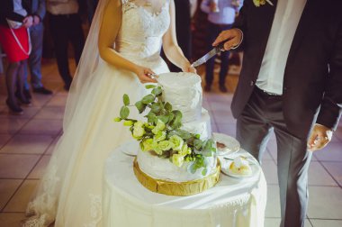 Büyük düğün pastası. Gelin ve damat kesme