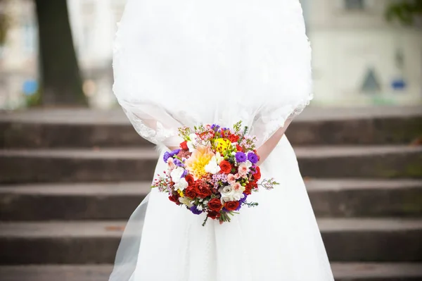 Düğün Buketi Olan Güzel Gelin — Stok fotoğraf