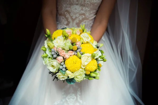 結婚式の花束で美しい花嫁 — ストック写真