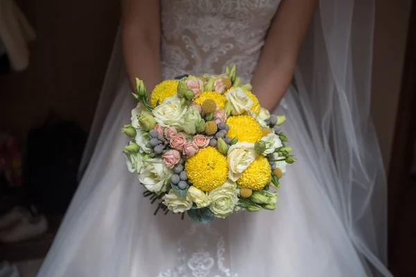 Schöne Braut Mit Brautstrauß — Stockfoto