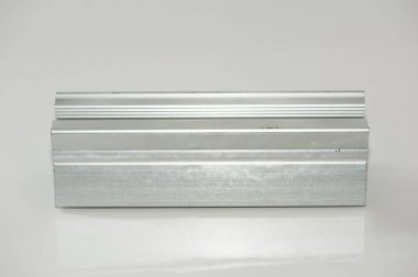 Beyaz arka plan üzerinde Eloksallı alüminyum profil