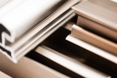 Beyaz arka plan üzerinde Eloksallı alüminyum profil