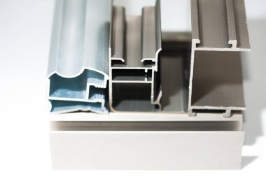 Beyaz arka plan üzerinde Eloksallı alüminyum profil