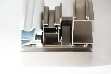 Beyaz arka plan üzerinde Eloksallı alüminyum profil