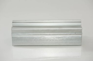 Beyaz arka plan üzerinde Eloksallı alüminyum profil