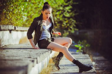 Güzel kadın askeri tarzı portresi