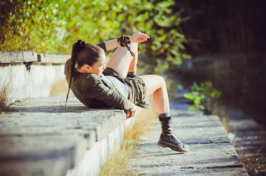 Güzel kadın askeri tarzı portresi