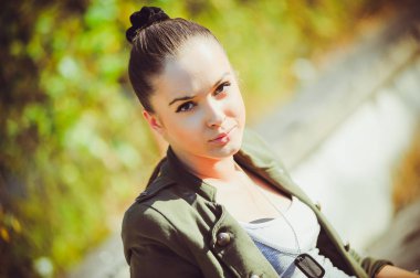 Güzel kadın askeri tarzı portresi