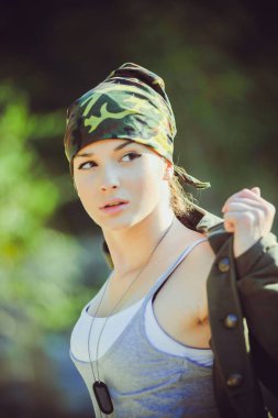 Güzel kadın askeri tarzı portresi