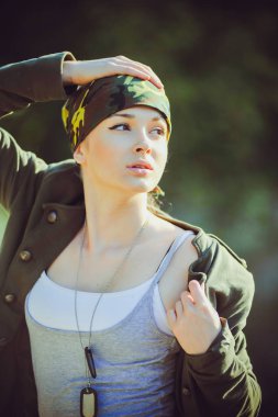 Güzel kadın askeri tarzı portresi