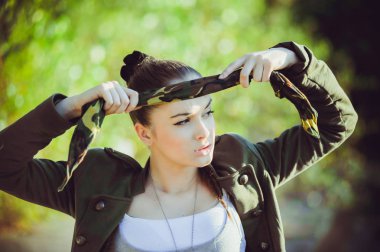 Güzel kadın askeri tarzı portresi