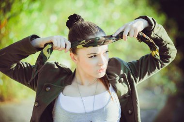 Güzel kadın askeri tarzı portresi