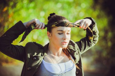 Güzel kadın askeri tarzı portresi