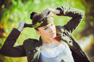 Güzel kadın askeri tarzı portresi