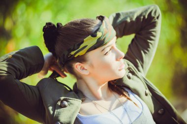 Güzel kadın askeri tarzı portresi