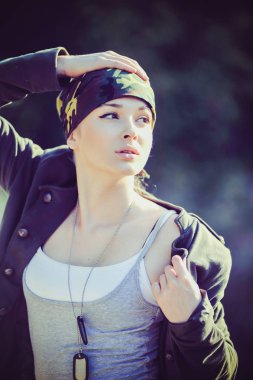 Güzel kadın askeri tarzı portresi