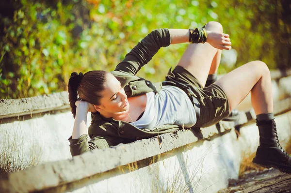 Güzel kadın askeri tarzı portresi