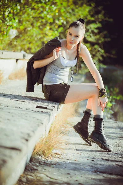 Güzel kadın askeri tarzı portresi