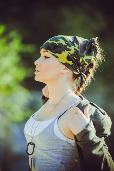 Güzel kadın askeri tarzı portresi