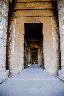 Dendera. Mısır. Luxor. Ünlü eski bina