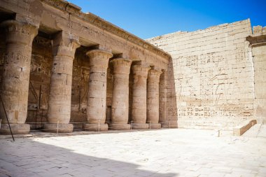 Dendera. Mısır. Luxor. Ünlü eski bina