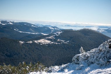 Güzel kış dağlar. Karlı natiaonal doğa parkı