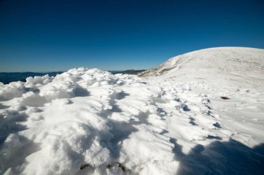 Güzel kış dağlar. Ulusal Doğa Parkı. Karlı kış