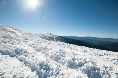 Güzel kış dağlar. Ulusal Doğa Parkı. Karlı kış