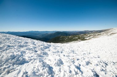 Güzel kış dağlar. Ulusal Doğa Parkı. Karlı kış
