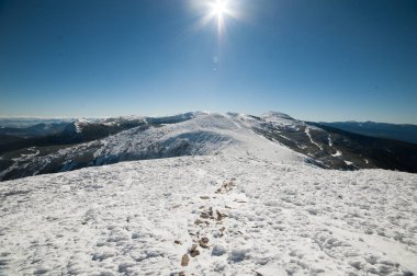 Güzel kış dağlar. Ulusal Doğa Parkı. Karlı kış