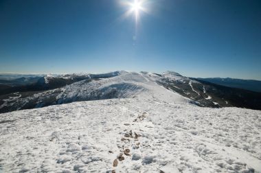 Güzel kış dağlar. Ulusal Doğa Parkı. Karlı kış