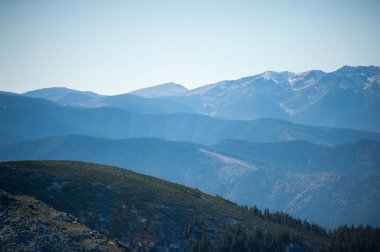 Güzel kış dağlar. Ulusal Doğa Parkı. Karlı kış
