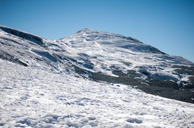 Güzel kış dağlar. Ulusal Doğa Parkı. Karlı kış