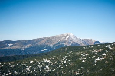 Güzel kış dağlar. Ulusal Doğa Parkı. Karlı kış