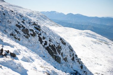 Güzel kış dağlar. Ulusal Doğa Parkı. Karlı kış