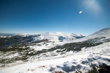 Güzel kış dağlar. Ulusal Doğa Parkı. Karlı kış