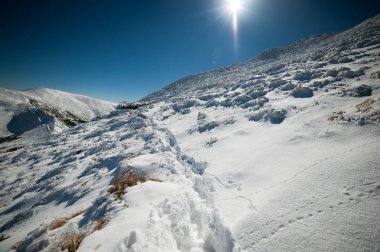 Güzel kış dağlar. Ulusal Doğa Parkı. Karlı kış