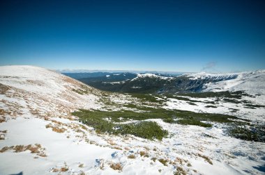 Güzel kış dağlar. Ulusal Doğa Parkı. Karlı kış