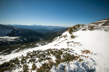 Güzel kış dağlar. Ulusal Doğa Parkı. Karlı kış