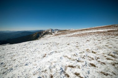 Güzel kış dağlar. Ulusal Doğa Parkı. Karlı kış
