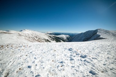 Güzel kış dağlar. Ulusal Doğa Parkı. Karlı kış